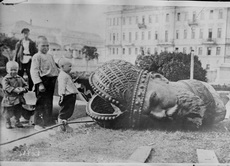 1920. Разбитая статуя Александра III в Москве