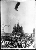  1921 г. Международный коммунистический конгресс в Москве. Дирижабль над городом во время парада на Красной площади