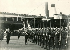 Император Николай II и великий князь Алексей Александрович (1-й слева) приветствуют команду эскадренного броненосца Князь Суворов на пристани Балтийского судостроительного и механического завода. 