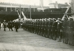Генерал - адмирал великий князь Алексей Александрович и сопровождающие его лица здороваются с командой эскадренного броненосца Князь Суворов. 