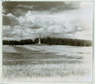 Общий вид памятника на Бородинском поле с юга.