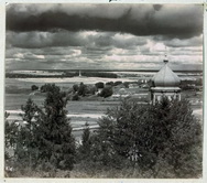 Вид с колокольни Спасо-Бородинского монастыря на курган Раевского и Семеновский овраг.