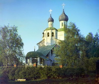 Бородинская церковь (на куполе пробоина).
