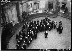 1924.У здания советского посольства г-н Красин и остальные собравшиеся наблюдают церемонию поднятия флага