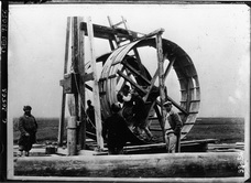  1921 г. В Советской России воду добывают при помощи мужчин, помещенных внутри колеса