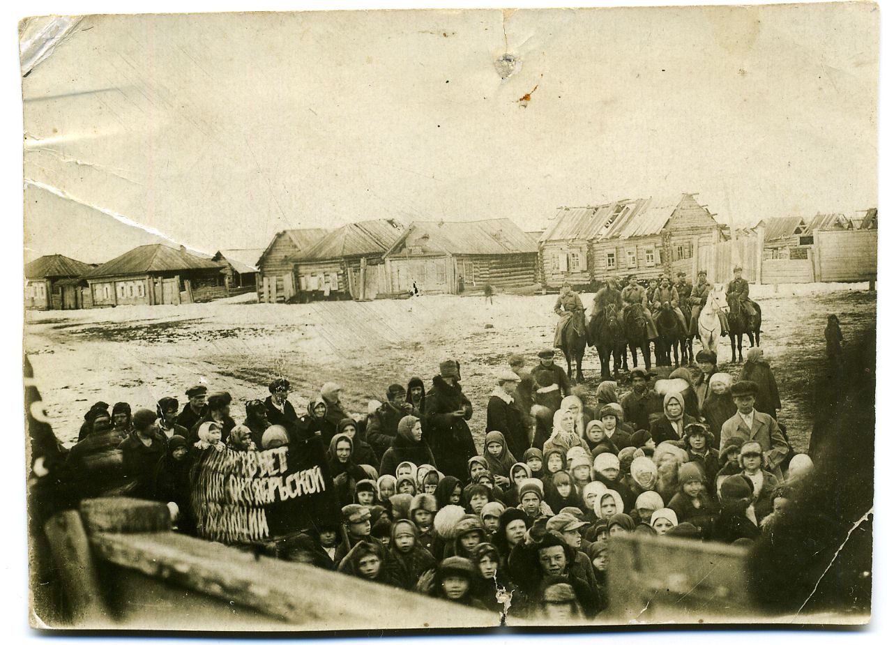 Народ встречает партизан в селе Ирбес.