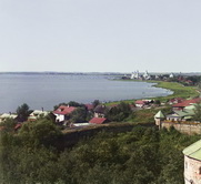 Вид на Спасо-Яковлевский монастырь с вышки Ростовского музея в Кремле.