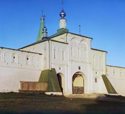 Вход в Успенский монастырь.
