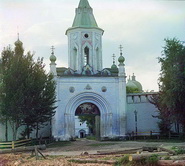 Вход в Успенский Старицкий монастырь.