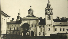 Главные ворота Спасо-Прилуцкого монастыря с надвратной церковью.